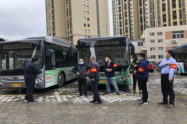 中共鄭州赫喆文化傳播有限公司黨支部開展“疫情防控常態(tài)化，為公共交通助力”志愿服務實踐活動