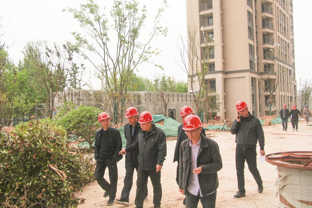 鄭州市國(guó)資委黨委書記、主任李秀山一行到美好天境苑項(xiàng)目調(diào)研指導(dǎo)安全生產(chǎn)工作