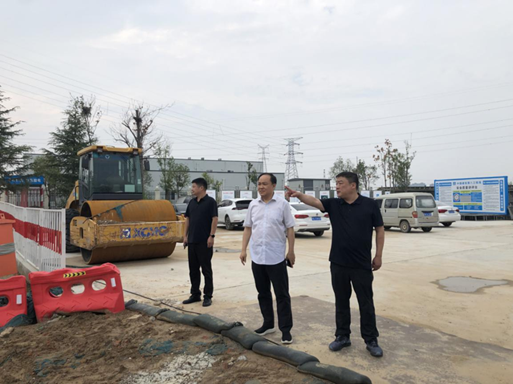 鄭州市建設(shè)投資集團(tuán)有限公司黨委委員、副總經(jīng)理張巖到侯寨新鎮(zhèn)區(qū)安置區(qū)調(diào)研項(xiàng)目建設(shè)工作